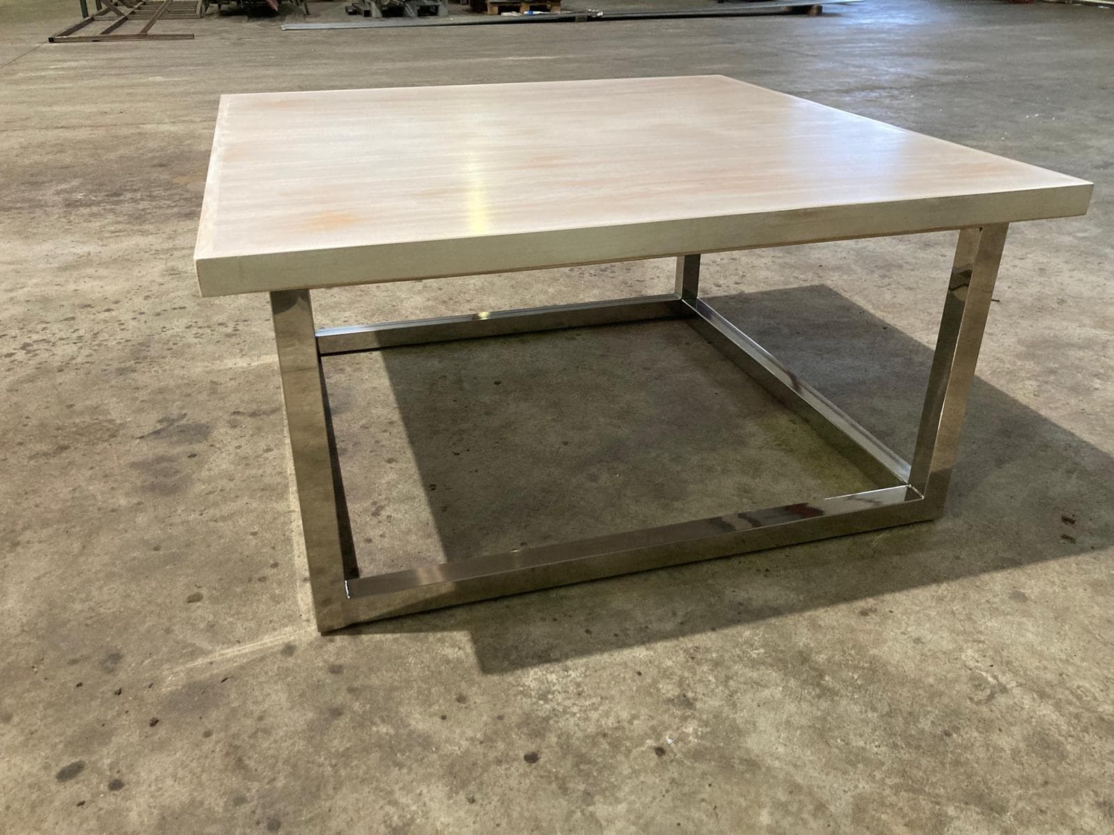 Estructura de mesa de centro en acero inoxidable brillo