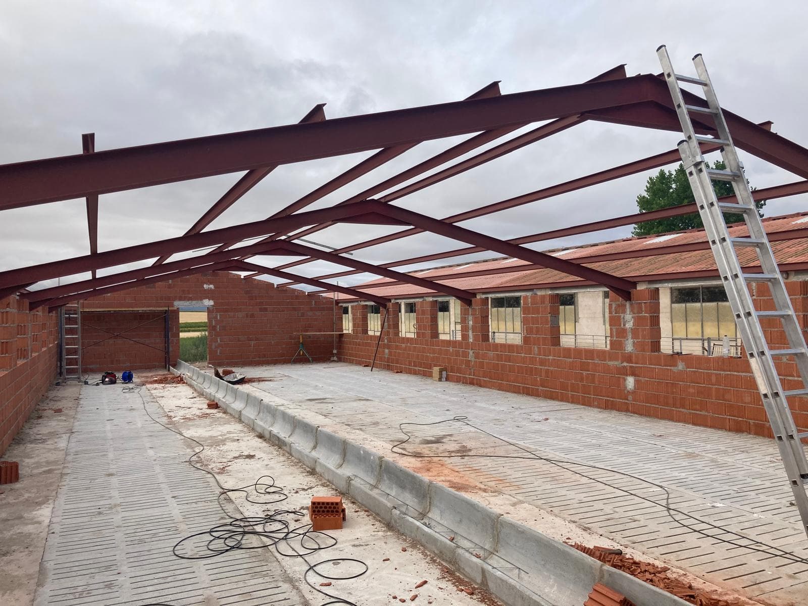 Estructura metálica para cubierta de una nave ganadera